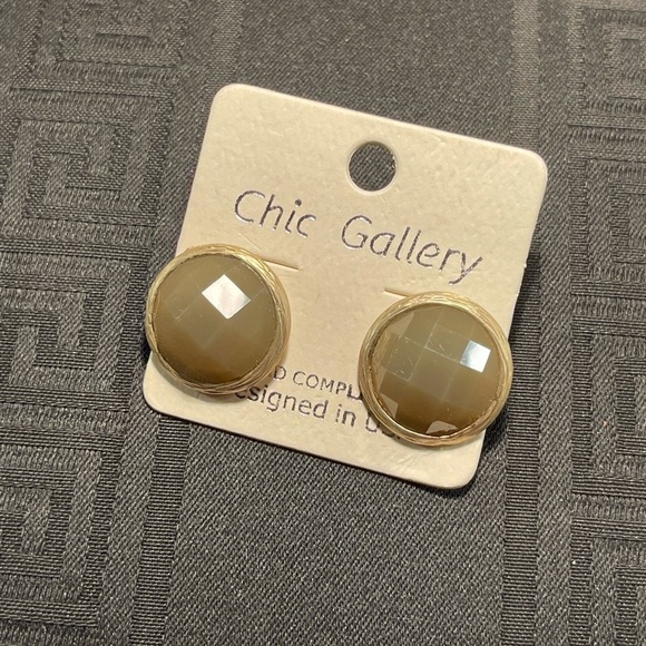 👋 3/$15 Stud Earrings Gold tone and olive green - Picture 5 of 6